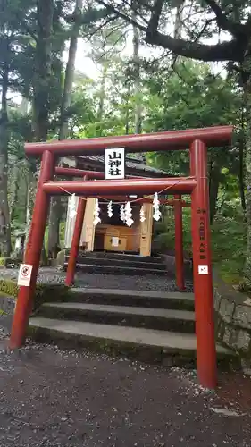 新屋山神社の鳥居