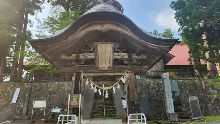 出羽月山湯殿山摂社岩根沢三神社(三山神社)の山門・神門