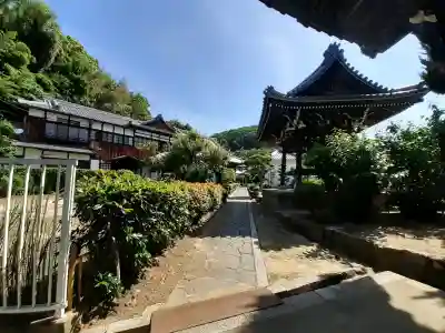 光徳寺の{uncategorized: "未分類", other: "その他", undefined: "問題あり", building: "その他建物", grave: "お墓", sacred_gate: "鳥居", guardian: "狛犬", statue: "像", buddha: "仏像", history: "歴史", nature: "自然", garden: "庭園", animal: "動物", pagoda: "塔", temizu: "手水舎", mountain_gate: "山門・神門", sanctuary: "本殿・本堂", subordinate: "末社・摂社", art: "芸術", scenery: "景色", jizo: "地蔵", ema: "絵馬", goshuin: "御朱印", omikuji: "おみくじ", items: "授与品その他", amulet: "お守り", goshuincho: "御朱印帳", eats: "食事", festival: "お祭り", votive_dance: "神楽", shichigosan: "七五三参", wedding: "結婚式", experience: "体験その他", initially: "初詣", around: "周辺", anti_infection: "感染症対策"}