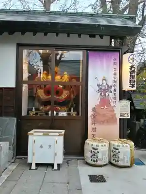 波除神社（波除稲荷神社）の{uncategorized: "未分類", other: "その他", undefined: "問題あり", building: "その他建物", grave: "お墓", sacred_gate: "鳥居", guardian: "狛犬", statue: "像", buddha: "仏像", history: "歴史", nature: "自然", garden: "庭園", animal: "動物", pagoda: "塔", temizu: "手水舎", mountain_gate: "山門・神門", sanctuary: "本殿・本堂", subordinate: "末社・摂社", art: "芸術", scenery: "景色", jizo: "地蔵", ema: "絵馬", goshuin: "御朱印", omikuji: "おみくじ", items: "授与品その他", amulet: "お守り", goshuincho: "御朱印帳", eats: "食事", festival: "お祭り", votive_dance: "神楽", shichigosan: "七五三参", wedding: "結婚式", experience: "体験その他", initially: "初詣", around: "周辺", anti_infection: "感染症対策"}