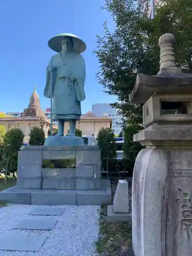 築地本願寺（本願寺築地別院）の像