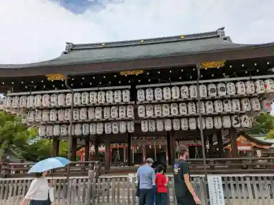 八坂神社(祇園さん)の{uncategorized: "未分類", other: "その他", undefined: "問題あり", building: "その他建物", grave: "お墓", sacred_gate: "鳥居", guardian: "狛犬", statue: "像", buddha: "仏像", history: "歴史", nature: "自然", garden: "庭園", animal: "動物", pagoda: "塔", temizu: "手水舎", mountain_gate: "山門・神門", sanctuary: "本殿・本堂", subordinate: "末社・摂社", art: "芸術", scenery: "景色", jizo: "地蔵", ema: "絵馬", goshuin: "御朱印", omikuji: "おみくじ", items: "授与品その他", amulet: "お守り", goshuincho: "御朱印帳", eats: "食事", festival: "お祭り", votive_dance: "神楽", shichigosan: "七五三参", wedding: "結婚式", experience: "体験その他", initially: "初詣", around: "周辺", anti_infection: "感染症対策"}