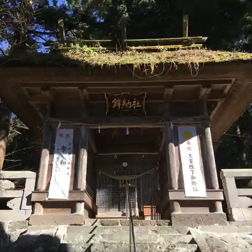 鉾納社の山門・神門