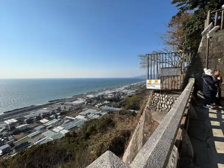 久能山東照宮の{uncategorized: "未分類", other: "その他", undefined: "問題あり", building: "その他建物", grave: "お墓", sacred_gate: "鳥居", guardian: "狛犬", statue: "像", buddha: "仏像", history: "歴史", nature: "自然", garden: "庭園", animal: "動物", pagoda: "塔", temizu: "手水舎", mountain_gate: "山門・神門", sanctuary: "本殿・本堂", subordinate: "末社・摂社", art: "芸術", scenery: "景色", jizo: "地蔵", ema: "絵馬", goshuin: "御朱印", omikuji: "おみくじ", items: "授与品その他", amulet: "お守り", goshuincho: "御朱印帳", eats: "食事", festival: "お祭り", votive_dance: "神楽", shichigosan: "七五三参", wedding: "結婚式", experience: "体験その他", initially: "初詣", around: "周辺", anti_infection: "感染症対策"}