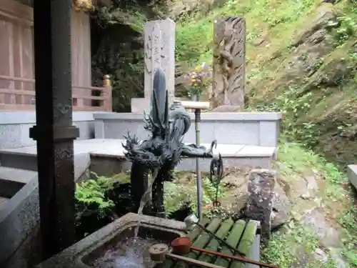 脳天大神龍王院の手水舎