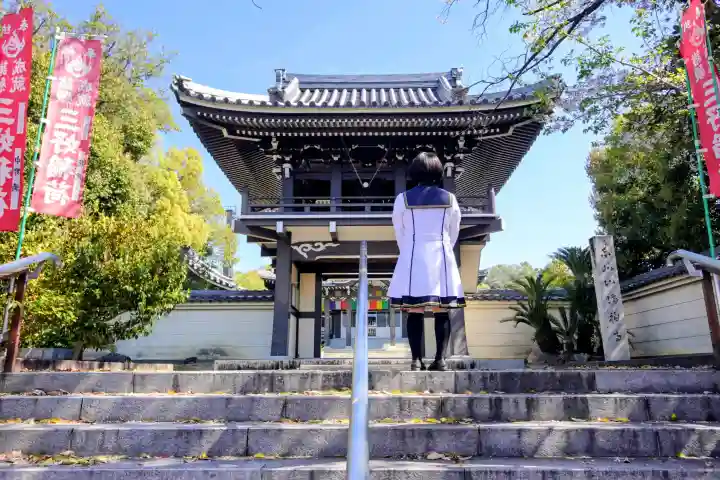 満福寺(三好稲荷閣)の{uncategorized: "未分類", other: "その他", undefined: "問題あり", building: "その他建物", grave: "お墓", sacred_gate: "鳥居", guardian: "狛犬", statue: "像", buddha: "仏像", history: "歴史", nature: "自然", garden: "庭園", animal: "動物", pagoda: "塔", temizu: "手水舎", mountain_gate: "山門・神門", sanctuary: "本殿・本堂", subordinate: "末社・摂社", art: "芸術", scenery: "景色", jizo: "地蔵", ema: "絵馬", goshuin: "御朱印", omikuji: "おみくじ", items: "授与品その他", amulet: "お守り", goshuincho: "御朱印帳", eats: "食事", festival: "お祭り", votive_dance: "神楽", shichigosan: "七五三参", wedding: "結婚式", experience: "体験その他", initially: "初詣", around: "周辺", anti_infection: "感染症対策"}