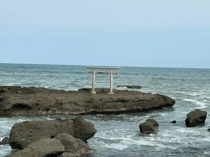 大洗磯前神社の{uncategorized: "未分類", other: "その他", undefined: "問題あり", building: "その他建物", grave: "お墓", sacred_gate: "鳥居", guardian: "狛犬", statue: "像", buddha: "仏像", history: "歴史", nature: "自然", garden: "庭園", animal: "動物", pagoda: "塔", temizu: "手水舎", mountain_gate: "山門・神門", sanctuary: "本殿・本堂", subordinate: "末社・摂社", art: "芸術", scenery: "景色", jizo: "地蔵", ema: "絵馬", goshuin: "御朱印", omikuji: "おみくじ", items: "授与品その他", amulet: "お守り", goshuincho: "御朱印帳", eats: "食事", festival: "お祭り", votive_dance: "神楽", shichigosan: "七五三参", wedding: "結婚式", experience: "体験その他", initially: "初詣", around: "周辺", anti_infection: "感染症対策"}