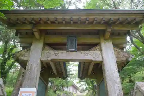 大峯山寺の山門