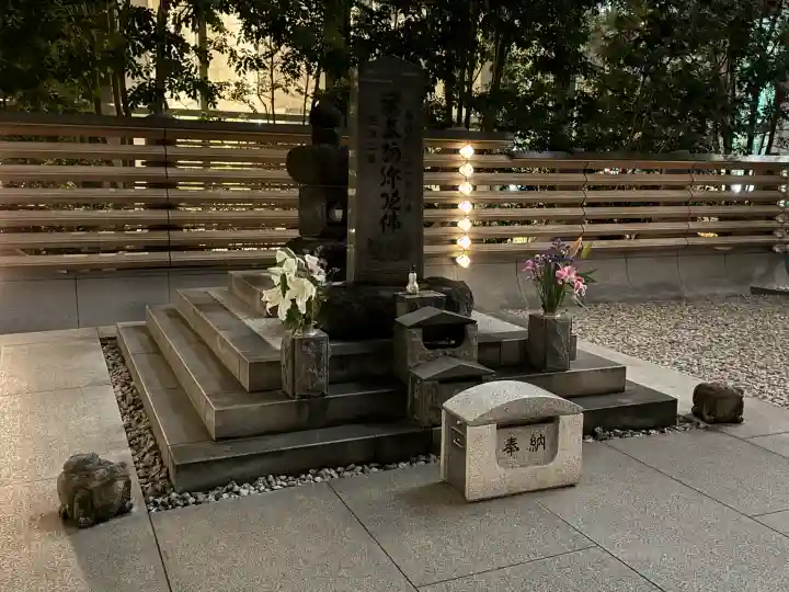 将門塚の{uncategorized: "未分類", other: "その他", undefined: "問題あり", building: "その他建物", grave: "お墓", sacred_gate: "鳥居", guardian: "狛犬", statue: "像", buddha: "仏像", history: "歴史", nature: "自然", garden: "庭園", animal: "動物", pagoda: "塔", temizu: "手水舎", mountain_gate: "山門・神門", sanctuary: "本殿・本堂", subordinate: "末社・摂社", art: "芸術", scenery: "景色", jizo: "地蔵", ema: "絵馬", goshuin: "御朱印", omikuji: "おみくじ", items: "授与品その他", amulet: "お守り", goshuincho: "御朱印帳", eats: "食事", festival: "お祭り", votive_dance: "神楽", shichigosan: "七五三参", wedding: "結婚式", experience: "体験その他", initially: "初詣", around: "周辺", anti_infection: "感染症対策"}