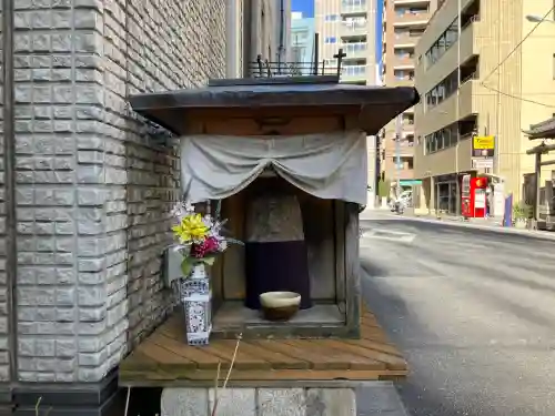 道祖神（小伝馬町）の{uncategorized: "未分類", other: "その他", undefined: "問題あり", building: "その他建物", grave: "お墓", sacred_gate: "鳥居", guardian: "狛犬", statue: "像", buddha: "仏像", history: "歴史", nature: "自然", garden: "庭園", animal: "動物", pagoda: "塔", temizu: "手水舎", mountain_gate: "山門・神門", sanctuary: "本殿・本堂", subordinate: "末社・摂社", art: "芸術", scenery: "景色", jizo: "地蔵", ema: "絵馬", goshuin: "御朱印", omikuji: "おみくじ", items: "授与品その他", amulet: "お守り", goshuincho: "御朱印帳", eats: "食事", festival: "お祭り", votive_dance: "神楽", shichigosan: "七五三参", wedding: "結婚式", experience: "体験その他", initially: "初詣", around: "周辺", anti_infection: "感染症対策"}