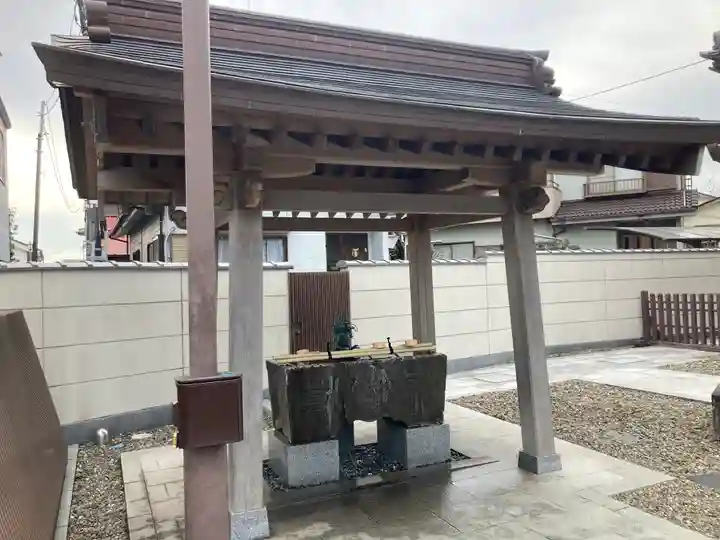 成田山 薬師堂(旧本堂)の手水舎