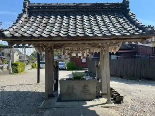 守りの神　藤基神社の{uncategorized: "未分類", other: "その他", undefined: "問題あり", building: "その他建物", grave: "お墓", sacred_gate: "鳥居", guardian: "狛犬", statue: "像", buddha: "仏像", history: "歴史", nature: "自然", garden: "庭園", animal: "動物", pagoda: "塔", temizu: "手水舎", mountain_gate: "山門・神門", sanctuary: "本殿・本堂", subordinate: "末社・摂社", art: "芸術", scenery: "景色", jizo: "地蔵", ema: "絵馬", goshuin: "御朱印", omikuji: "おみくじ", items: "授与品その他", amulet: "お守り", goshuincho: "御朱印帳", eats: "食事", festival: "お祭り", votive_dance: "神楽", shichigosan: "七五三参", wedding: "結婚式", experience: "体験その他", initially: "初詣", around: "周辺", anti_infection: "感染症対策"}