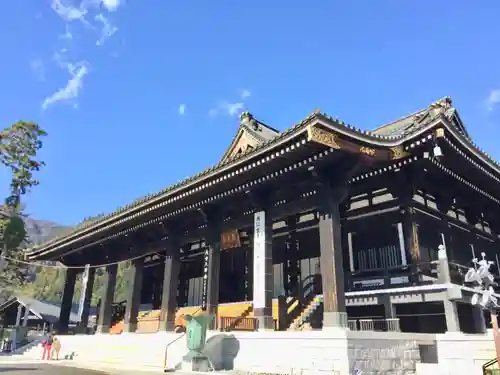 久遠寺の本殿・本堂