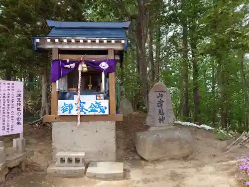 山津見神社の本殿