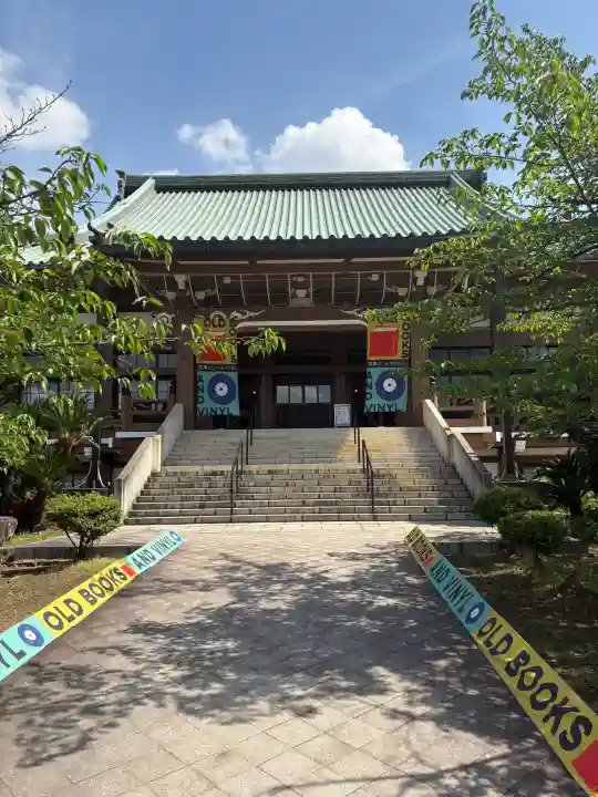 真宗大谷派名古屋別院の{uncategorized: "未分類", other: "その他", undefined: "問題あり", building: "その他建物", grave: "お墓", sacred_gate: "鳥居", guardian: "狛犬", statue: "像", buddha: "仏像", history: "歴史", nature: "自然", garden: "庭園", animal: "動物", pagoda: "塔", temizu: "手水舎", mountain_gate: "山門・神門", sanctuary: "本殿・本堂", subordinate: "末社・摂社", art: "芸術", scenery: "景色", jizo: "地蔵", ema: "絵馬", goshuin: "御朱印", omikuji: "おみくじ", items: "授与品その他", amulet: "お守り", goshuincho: "御朱印帳", eats: "食事", festival: "お祭り", votive_dance: "神楽", shichigosan: "七五三参", wedding: "結婚式", experience: "体験その他", initially: "初詣", around: "周辺", anti_infection: "感染症対策"}