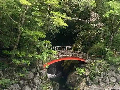 丹生川上神社（中社）の{uncategorized: "未分類", other: "その他", undefined: "問題あり", building: "その他建物", grave: "お墓", sacred_gate: "鳥居", guardian: "狛犬", statue: "像", buddha: "仏像", history: "歴史", nature: "自然", garden: "庭園", animal: "動物", pagoda: "塔", temizu: "手水舎", mountain_gate: "山門・神門", sanctuary: "本殿・本堂", subordinate: "末社・摂社", art: "芸術", scenery: "景色", jizo: "地蔵", ema: "絵馬", goshuin: "御朱印", omikuji: "おみくじ", items: "授与品その他", amulet: "お守り", goshuincho: "御朱印帳", eats: "食事", festival: "お祭り", votive_dance: "神楽", shichigosan: "七五三参", wedding: "結婚式", experience: "体験その他", initially: "初詣", around: "周辺", anti_infection: "感染症対策"}