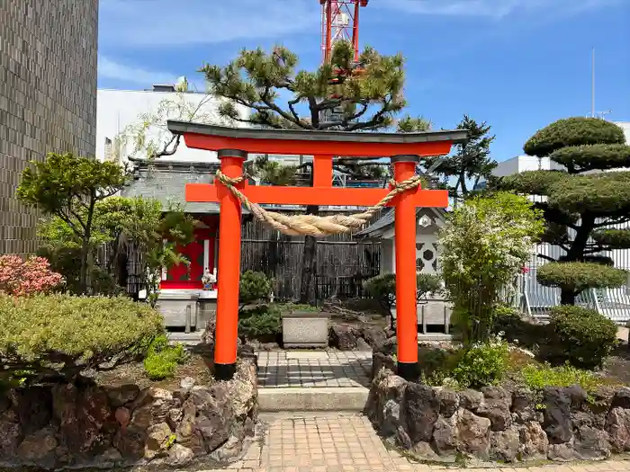 三囲神社の鳥居