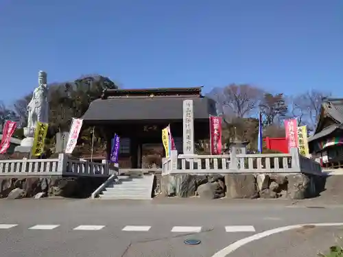 埼玉厄除け開運大師・龍泉寺（切り絵御朱印発祥の寺）の山門