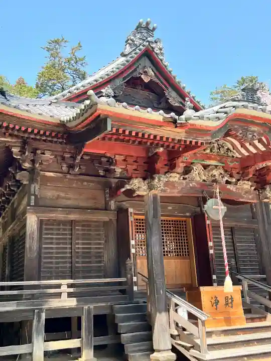 鶏足寺の{uncategorized: "未分類", other: "その他", undefined: "問題あり", building: "その他建物", grave: "お墓", sacred_gate: "鳥居", guardian: "狛犬", statue: "像", buddha: "仏像", history: "歴史", nature: "自然", garden: "庭園", animal: "動物", pagoda: "塔", temizu: "手水舎", mountain_gate: "山門・神門", sanctuary: "本殿・本堂", subordinate: "末社・摂社", art: "芸術", scenery: "景色", jizo: "地蔵", ema: "絵馬", goshuin: "御朱印", omikuji: "おみくじ", items: "授与品その他", amulet: "お守り", goshuincho: "御朱印帳", eats: "食事", festival: "お祭り", votive_dance: "神楽", shichigosan: "七五三参", wedding: "結婚式", experience: "体験その他", initially: "初詣", around: "周辺", anti_infection: "感染症対策"}