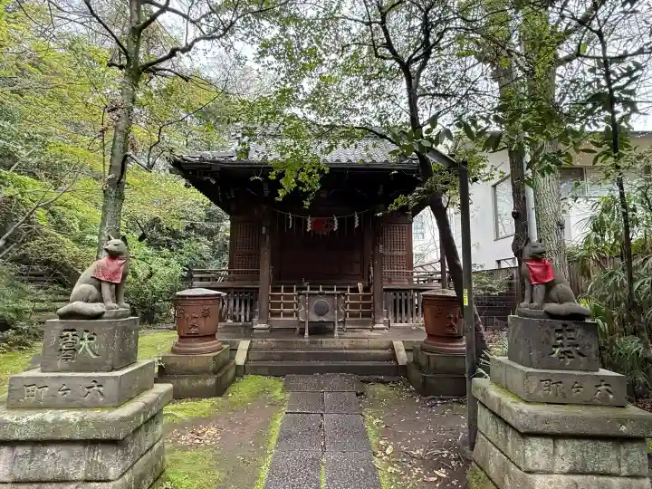 四合稲荷神社の{uncategorized: "未分類", other: "その他", undefined: "問題あり", building: "その他建物", grave: "お墓", sacred_gate: "鳥居", guardian: "狛犬", statue: "像", buddha: "仏像", history: "歴史", nature: "自然", garden: "庭園", animal: "動物", pagoda: "塔", temizu: "手水舎", mountain_gate: "山門・神門", sanctuary: "本殿・本堂", subordinate: "末社・摂社", art: "芸術", scenery: "景色", jizo: "地蔵", ema: "絵馬", goshuin: "御朱印", omikuji: "おみくじ", items: "授与品その他", amulet: "お守り", goshuincho: "御朱印帳", eats: "食事", festival: "お祭り", votive_dance: "神楽", shichigosan: "七五三参", wedding: "結婚式", experience: "体験その他", initially: "初詣", around: "周辺", anti_infection: "感染症対策"}