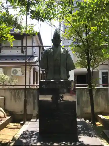 須賀神社の像