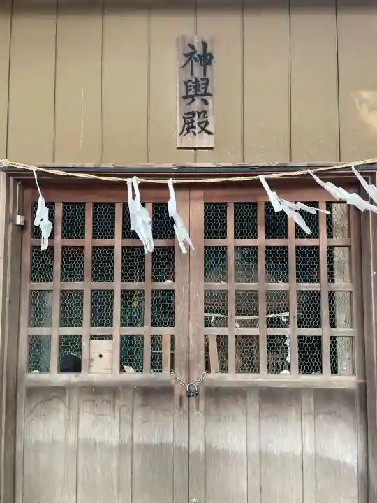 諏訪大神社 の{uncategorized: "未分類", other: "その他", undefined: "問題あり", building: "その他建物", grave: "お墓", sacred_gate: "鳥居", guardian: "狛犬", statue: "像", buddha: "仏像", history: "歴史", nature: "自然", garden: "庭園", animal: "動物", pagoda: "塔", temizu: "手水舎", mountain_gate: "山門・神門", sanctuary: "本殿・本堂", subordinate: "末社・摂社", art: "芸術", scenery: "景色", jizo: "地蔵", ema: "絵馬", goshuin: "御朱印", omikuji: "おみくじ", items: "授与品その他", amulet: "お守り", goshuincho: "御朱印帳", eats: "食事", festival: "お祭り", votive_dance: "神楽", shichigosan: "七五三参", wedding: "結婚式", experience: "体験その他", initially: "初詣", around: "周辺", anti_infection: "感染症対策"}