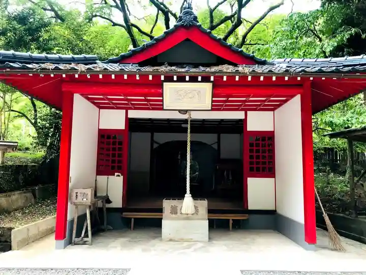 龍神ハナグリ石神社の本殿・本堂