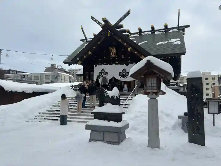 札幌諏訪神社の{uncategorized: "未分類", other: "その他", undefined: "問題あり", building: "その他建物", grave: "お墓", sacred_gate: "鳥居", guardian: "狛犬", statue: "像", buddha: "仏像", history: "歴史", nature: "自然", garden: "庭園", animal: "動物", pagoda: "塔", temizu: "手水舎", mountain_gate: "山門・神門", sanctuary: "本殿・本堂", subordinate: "末社・摂社", art: "芸術", scenery: "景色", jizo: "地蔵", ema: "絵馬", goshuin: "御朱印", omikuji: "おみくじ", items: "授与品その他", amulet: "お守り", goshuincho: "御朱印帳", eats: "食事", festival: "お祭り", votive_dance: "神楽", shichigosan: "七五三参", wedding: "結婚式", experience: "体験その他", initially: "初詣", around: "周辺", anti_infection: "感染症対策"}