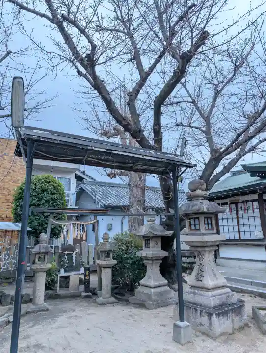 神劔神社の{uncategorized: "未分類", other: "その他", undefined: "問題あり", building: "その他建物", grave: "お墓", sacred_gate: "鳥居", guardian: "狛犬", statue: "像", buddha: "仏像", history: "歴史", nature: "自然", garden: "庭園", animal: "動物", pagoda: "塔", temizu: "手水舎", mountain_gate: "山門・神門", sanctuary: "本殿・本堂", subordinate: "末社・摂社", art: "芸術", scenery: "景色", jizo: "地蔵", ema: "絵馬", goshuin: "御朱印", omikuji: "おみくじ", items: "授与品その他", amulet: "お守り", goshuincho: "御朱印帳", eats: "食事", festival: "お祭り", votive_dance: "神楽", shichigosan: "七五三参", wedding: "結婚式", experience: "体験その他", initially: "初詣", around: "周辺", anti_infection: "感染症対策"}