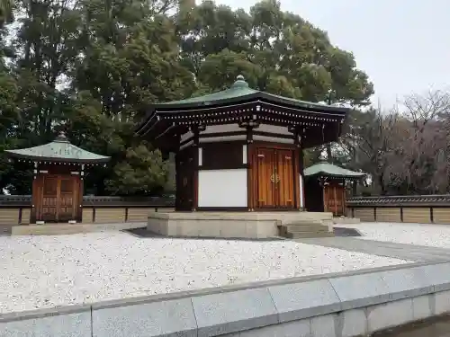 池上本門寺の{uncategorized: "未分類", other: "その他", undefined: "問題あり", building: "その他建物", grave: "お墓", sacred_gate: "鳥居", guardian: "狛犬", statue: "像", buddha: "仏像", history: "歴史", nature: "自然", garden: "庭園", animal: "動物", pagoda: "塔", temizu: "手水舎", mountain_gate: "山門・神門", sanctuary: "本殿・本堂", subordinate: "末社・摂社", art: "芸術", scenery: "景色", jizo: "地蔵", ema: "絵馬", goshuin: "御朱印", omikuji: "おみくじ", items: "授与品その他", amulet: "お守り", goshuincho: "御朱印帳", eats: "食事", festival: "お祭り", votive_dance: "神楽", shichigosan: "七五三参", wedding: "結婚式", experience: "体験その他", initially: "初詣", around: "周辺", anti_infection: "感染症対策"}