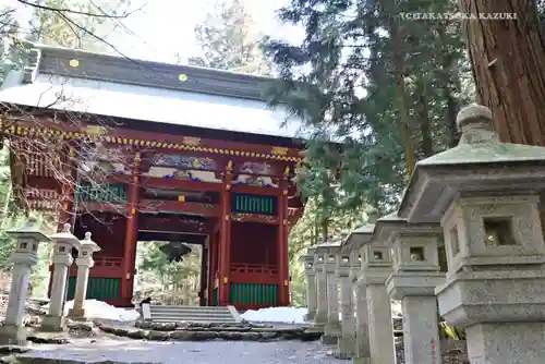 三峯神社の山門