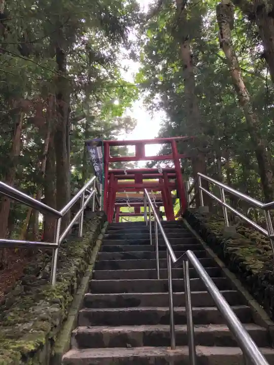 新屋山神社の{uncategorized: "未分類", other: "その他", undefined: "問題あり", building: "その他建物", grave: "お墓", sacred_gate: "鳥居", guardian: "狛犬", statue: "像", buddha: "仏像", history: "歴史", nature: "自然", garden: "庭園", animal: "動物", pagoda: "塔", temizu: "手水舎", mountain_gate: "山門・神門", sanctuary: "本殿・本堂", subordinate: "末社・摂社", art: "芸術", scenery: "景色", jizo: "地蔵", ema: "絵馬", goshuin: "御朱印", omikuji: "おみくじ", items: "授与品その他", amulet: "お守り", goshuincho: "御朱印帳", eats: "食事", festival: "お祭り", votive_dance: "神楽", shichigosan: "七五三参", wedding: "結婚式", experience: "体験その他", initially: "初詣", around: "周辺", anti_infection: "感染症対策"}