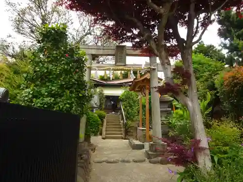 横浜御嶽神社の鳥居