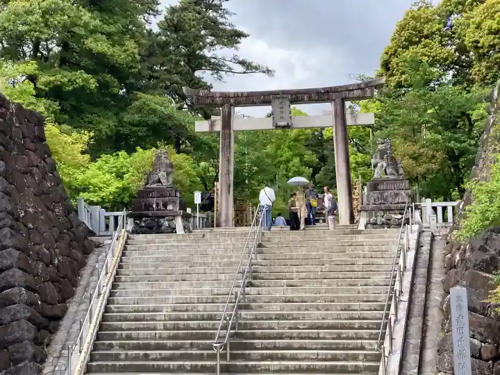 武田神社の{uncategorized: "未分類", other: "その他", undefined: "問題あり", building: "その他建物", grave: "お墓", sacred_gate: "鳥居", guardian: "狛犬", statue: "像", buddha: "仏像", history: "歴史", nature: "自然", garden: "庭園", animal: "動物", pagoda: "塔", temizu: "手水舎", mountain_gate: "山門・神門", sanctuary: "本殿・本堂", subordinate: "末社・摂社", art: "芸術", scenery: "景色", jizo: "地蔵", ema: "絵馬", goshuin: "御朱印", omikuji: "おみくじ", items: "授与品その他", amulet: "お守り", goshuincho: "御朱印帳", eats: "食事", festival: "お祭り", votive_dance: "神楽", shichigosan: "七五三参", wedding: "結婚式", experience: "体験その他", initially: "初詣", around: "周辺", anti_infection: "感染症対策"}