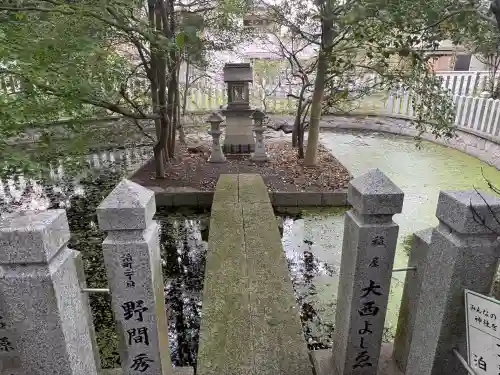 泊神社の{uncategorized: "未分類", other: "その他", undefined: "問題あり", building: "その他建物", grave: "お墓", sacred_gate: "鳥居", guardian: "狛犬", statue: "像", buddha: "仏像", history: "歴史", nature: "自然", garden: "庭園", animal: "動物", pagoda: "塔", temizu: "手水舎", mountain_gate: "山門・神門", sanctuary: "本殿・本堂", subordinate: "末社・摂社", art: "芸術", scenery: "景色", jizo: "地蔵", ema: "絵馬", goshuin: "御朱印", omikuji: "おみくじ", items: "授与品その他", amulet: "お守り", goshuincho: "御朱印帳", eats: "食事", festival: "お祭り", votive_dance: "神楽", shichigosan: "七五三参", wedding: "結婚式", experience: "体験その他", initially: "初詣", around: "周辺", anti_infection: "感染症対策"}