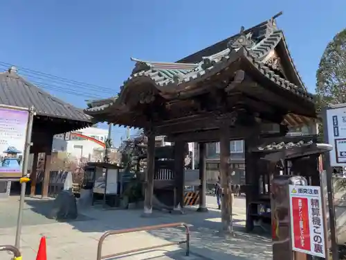 成田山川越別院の山門