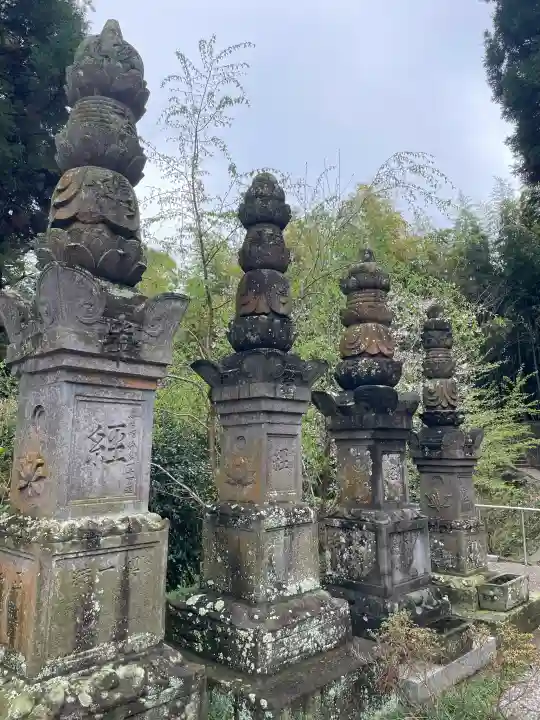 本漸寺の{uncategorized: "未分類", other: "その他", undefined: "問題あり", building: "その他建物", grave: "お墓", sacred_gate: "鳥居", guardian: "狛犬", statue: "像", buddha: "仏像", history: "歴史", nature: "自然", garden: "庭園", animal: "動物", pagoda: "塔", temizu: "手水舎", mountain_gate: "山門・神門", sanctuary: "本殿・本堂", subordinate: "末社・摂社", art: "芸術", scenery: "景色", jizo: "地蔵", ema: "絵馬", goshuin: "御朱印", omikuji: "おみくじ", items: "授与品その他", amulet: "お守り", goshuincho: "御朱印帳", eats: "食事", festival: "お祭り", votive_dance: "神楽", shichigosan: "七五三参", wedding: "結婚式", experience: "体験その他", initially: "初詣", around: "周辺", anti_infection: "感染症対策"}