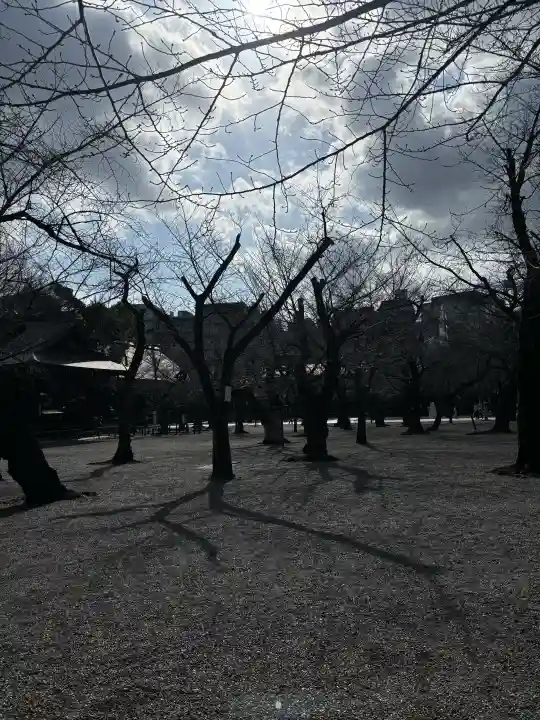 靖國神社の{uncategorized: "未分類", other: "その他", undefined: "問題あり", building: "その他建物", grave: "お墓", sacred_gate: "鳥居", guardian: "狛犬", statue: "像", buddha: "仏像", history: "歴史", nature: "自然", garden: "庭園", animal: "動物", pagoda: "塔", temizu: "手水舎", mountain_gate: "山門・神門", sanctuary: "本殿・本堂", subordinate: "末社・摂社", art: "芸術", scenery: "景色", jizo: "地蔵", ema: "絵馬", goshuin: "御朱印", omikuji: "おみくじ", items: "授与品その他", amulet: "お守り", goshuincho: "御朱印帳", eats: "食事", festival: "お祭り", votive_dance: "神楽", shichigosan: "七五三参", wedding: "結婚式", experience: "体験その他", initially: "初詣", around: "周辺", anti_infection: "感染症対策"}