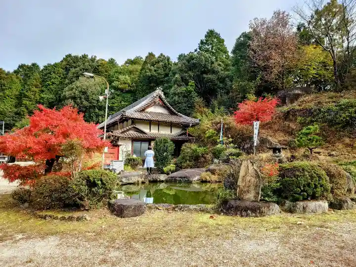 曽野稲荷神社の庭園