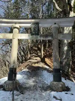 三峯神社奥宮の{uncategorized: "未分類", other: "その他", undefined: "問題あり", building: "その他建物", grave: "お墓", sacred_gate: "鳥居", guardian: "狛犬", statue: "像", buddha: "仏像", history: "歴史", nature: "自然", garden: "庭園", animal: "動物", pagoda: "塔", temizu: "手水舎", mountain_gate: "山門・神門", sanctuary: "本殿・本堂", subordinate: "末社・摂社", art: "芸術", scenery: "景色", jizo: "地蔵", ema: "絵馬", goshuin: "御朱印", omikuji: "おみくじ", items: "授与品その他", amulet: "お守り", goshuincho: "御朱印帳", eats: "食事", festival: "お祭り", votive_dance: "神楽", shichigosan: "七五三参", wedding: "結婚式", experience: "体験その他", initially: "初詣", around: "周辺", anti_infection: "感染症対策"}