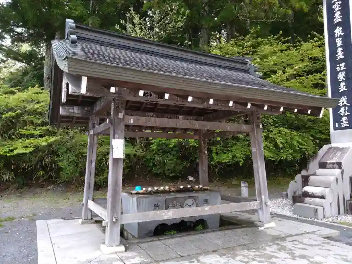 高野山金剛峯寺奥の院の{uncategorized: "未分類", other: "その他", undefined: "問題あり", building: "その他建物", grave: "お墓", sacred_gate: "鳥居", guardian: "狛犬", statue: "像", buddha: "仏像", history: "歴史", nature: "自然", garden: "庭園", animal: "動物", pagoda: "塔", temizu: "手水舎", mountain_gate: "山門・神門", sanctuary: "本殿・本堂", subordinate: "末社・摂社", art: "芸術", scenery: "景色", jizo: "地蔵", ema: "絵馬", goshuin: "御朱印", omikuji: "おみくじ", items: "授与品その他", amulet: "お守り", goshuincho: "御朱印帳", eats: "食事", festival: "お祭り", votive_dance: "神楽", shichigosan: "七五三参", wedding: "結婚式", experience: "体験その他", initially: "初詣", around: "周辺", anti_infection: "感染症対策"}