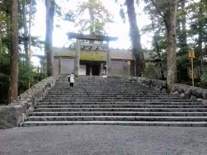 伊勢神宮内宮(皇大神宮)の{uncategorized: "未分類", other: "その他", undefined: "問題あり", building: "その他建物", grave: "お墓", sacred_gate: "鳥居", guardian: "狛犬", statue: "像", buddha: "仏像", history: "歴史", nature: "自然", garden: "庭園", animal: "動物", pagoda: "塔", temizu: "手水舎", mountain_gate: "山門・神門", sanctuary: "本殿・本堂", subordinate: "末社・摂社", art: "芸術", scenery: "景色", jizo: "地蔵", ema: "絵馬", goshuin: "御朱印", omikuji: "おみくじ", items: "授与品その他", amulet: "お守り", goshuincho: "御朱印帳", eats: "食事", festival: "お祭り", votive_dance: "神楽", shichigosan: "七五三参", wedding: "結婚式", experience: "体験その他", initially: "初詣", around: "周辺", anti_infection: "感染症対策"}