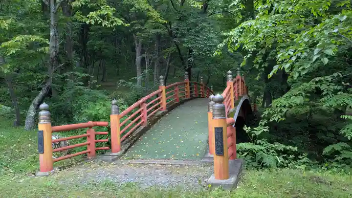 新得神社の庭園