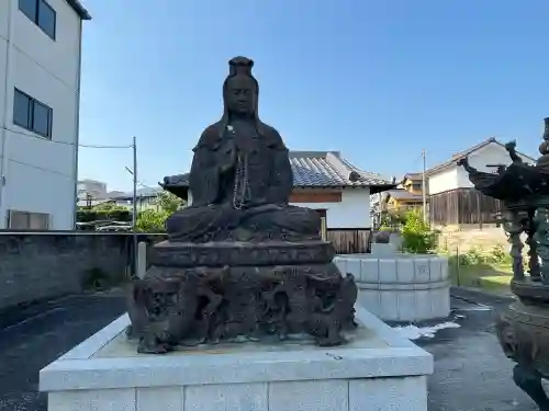 家原寺の{uncategorized: "未分類", other: "その他", undefined: "問題あり", building: "その他建物", grave: "お墓", sacred_gate: "鳥居", guardian: "狛犬", statue: "像", buddha: "仏像", history: "歴史", nature: "自然", garden: "庭園", animal: "動物", pagoda: "塔", temizu: "手水舎", mountain_gate: "山門・神門", sanctuary: "本殿・本堂", subordinate: "末社・摂社", art: "芸術", scenery: "景色", jizo: "地蔵", ema: "絵馬", goshuin: "御朱印", omikuji: "おみくじ", items: "授与品その他", amulet: "お守り", goshuincho: "御朱印帳", eats: "食事", festival: "お祭り", votive_dance: "神楽", shichigosan: "七五三参", wedding: "結婚式", experience: "体験その他", initially: "初詣", around: "周辺", anti_infection: "感染症対策"}