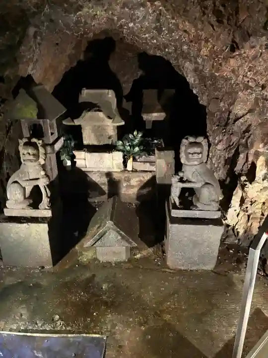 江島神社の{uncategorized: "未分類", other: "その他", undefined: "問題あり", building: "その他建物", grave: "お墓", sacred_gate: "鳥居", guardian: "狛犬", statue: "像", buddha: "仏像", history: "歴史", nature: "自然", garden: "庭園", animal: "動物", pagoda: "塔", temizu: "手水舎", mountain_gate: "山門・神門", sanctuary: "本殿・本堂", subordinate: "末社・摂社", art: "芸術", scenery: "景色", jizo: "地蔵", ema: "絵馬", goshuin: "御朱印", omikuji: "おみくじ", items: "授与品その他", amulet: "お守り", goshuincho: "御朱印帳", eats: "食事", festival: "お祭り", votive_dance: "神楽", shichigosan: "七五三参", wedding: "結婚式", experience: "体験その他", initially: "初詣", around: "周辺", anti_infection: "感染症対策"}