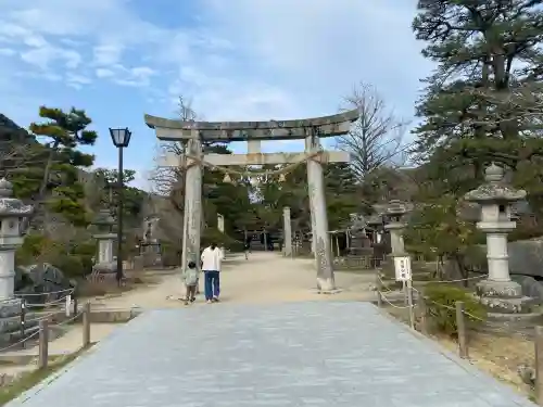 吉香神社の{uncategorized: "未分類", other: "その他", undefined: "問題あり", building: "その他建物", grave: "お墓", sacred_gate: "鳥居", guardian: "狛犬", statue: "像", buddha: "仏像", history: "歴史", nature: "自然", garden: "庭園", animal: "動物", pagoda: "塔", temizu: "手水舎", mountain_gate: "山門・神門", sanctuary: "本殿・本堂", subordinate: "末社・摂社", art: "芸術", scenery: "景色", jizo: "地蔵", ema: "絵馬", goshuin: "御朱印", omikuji: "おみくじ", items: "授与品その他", amulet: "お守り", goshuincho: "御朱印帳", eats: "食事", festival: "お祭り", votive_dance: "神楽", shichigosan: "七五三参", wedding: "結婚式", experience: "体験その他", initially: "初詣", around: "周辺", anti_infection: "感染症対策"}