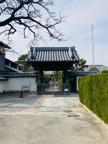 無量光寺の山門