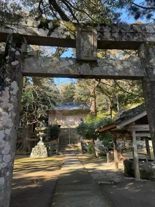 雷神社の{uncategorized: "未分類", other: "その他", undefined: "問題あり", building: "その他建物", grave: "お墓", sacred_gate: "鳥居", guardian: "狛犬", statue: "像", buddha: "仏像", history: "歴史", nature: "自然", garden: "庭園", animal: "動物", pagoda: "塔", temizu: "手水舎", mountain_gate: "山門・神門", sanctuary: "本殿・本堂", subordinate: "末社・摂社", art: "芸術", scenery: "景色", jizo: "地蔵", ema: "絵馬", goshuin: "御朱印", omikuji: "おみくじ", items: "授与品その他", amulet: "お守り", goshuincho: "御朱印帳", eats: "食事", festival: "お祭り", votive_dance: "神楽", shichigosan: "七五三参", wedding: "結婚式", experience: "体験その他", initially: "初詣", around: "周辺", anti_infection: "感染症対策"}