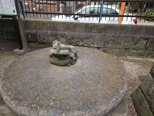 八枝神社の像