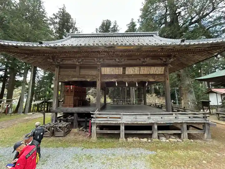 新海三社神社の{uncategorized: "未分類", other: "その他", undefined: "問題あり", building: "その他建物", grave: "お墓", sacred_gate: "鳥居", guardian: "狛犬", statue: "像", buddha: "仏像", history: "歴史", nature: "自然", garden: "庭園", animal: "動物", pagoda: "塔", temizu: "手水舎", mountain_gate: "山門・神門", sanctuary: "本殿・本堂", subordinate: "末社・摂社", art: "芸術", scenery: "景色", jizo: "地蔵", ema: "絵馬", goshuin: "御朱印", omikuji: "おみくじ", items: "授与品その他", amulet: "お守り", goshuincho: "御朱印帳", eats: "食事", festival: "お祭り", votive_dance: "神楽", shichigosan: "七五三参", wedding: "結婚式", experience: "体験その他", initially: "初詣", around: "周辺", anti_infection: "感染症対策"}